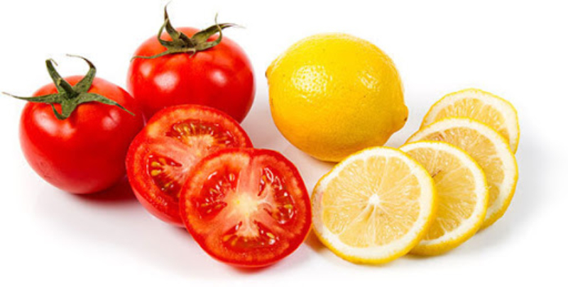 Cà chua kết hợp với chanh tươi giúp tẩy chất bã nhờn.