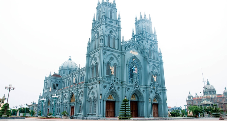 Nhà thờ Phú Nhai, một trong những nhà thờ có diện tích lớn nhất Việt Nam
