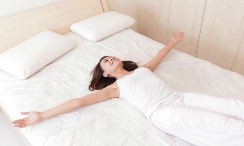 Sau khi thức giấc không nên ngồi dậy ngay mà nên nhắm mắt dưỡng tâm 3 phút.